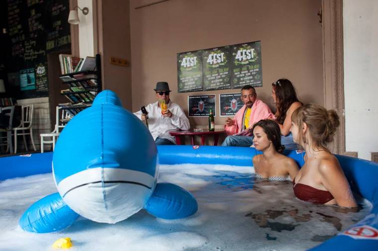 Medence a kávézó közepén