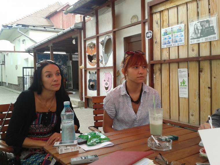 Boldogság a kocsmaszínház színpadán