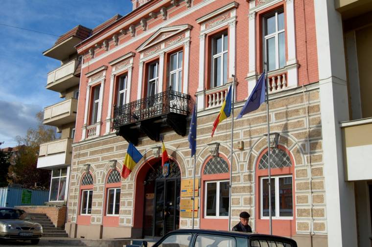 A háromszéki prefektus sajtóban megjelent képét veszi gorcső alá egy ösztöndíjas végzős