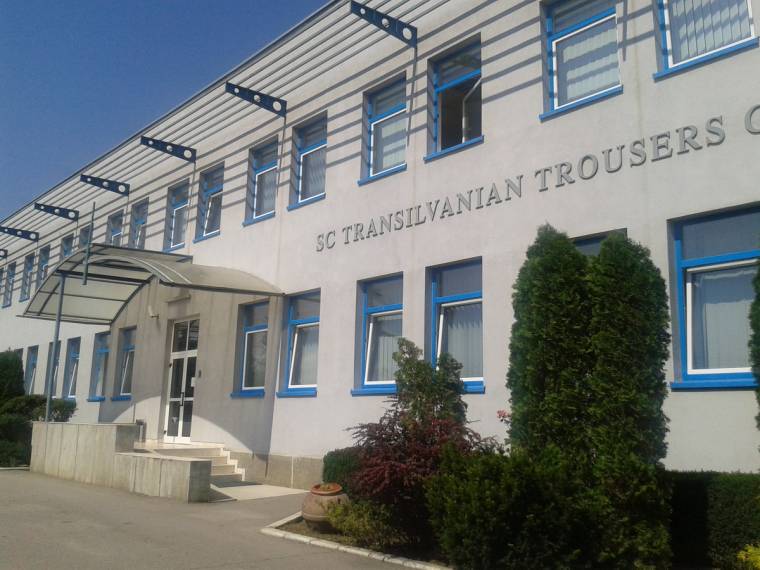 Ingyennyaralás a nadrággyárban dolgozók gyerekeinek