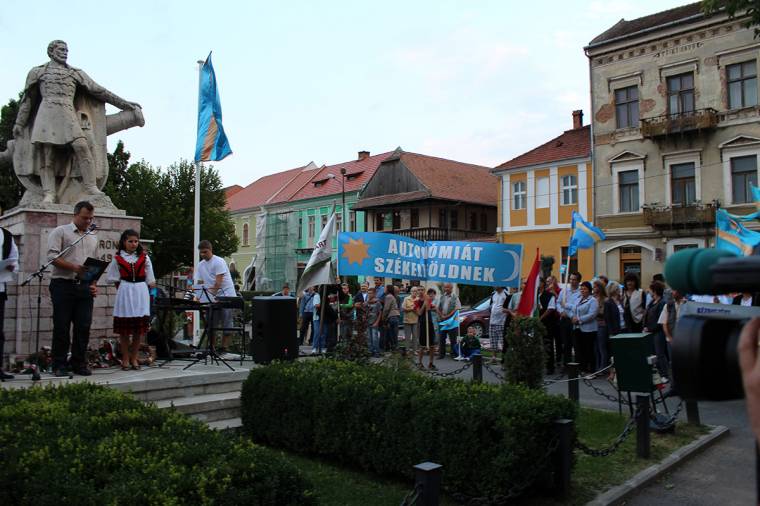 Nyújtódtól menetelnek az udvarhelyszékiek