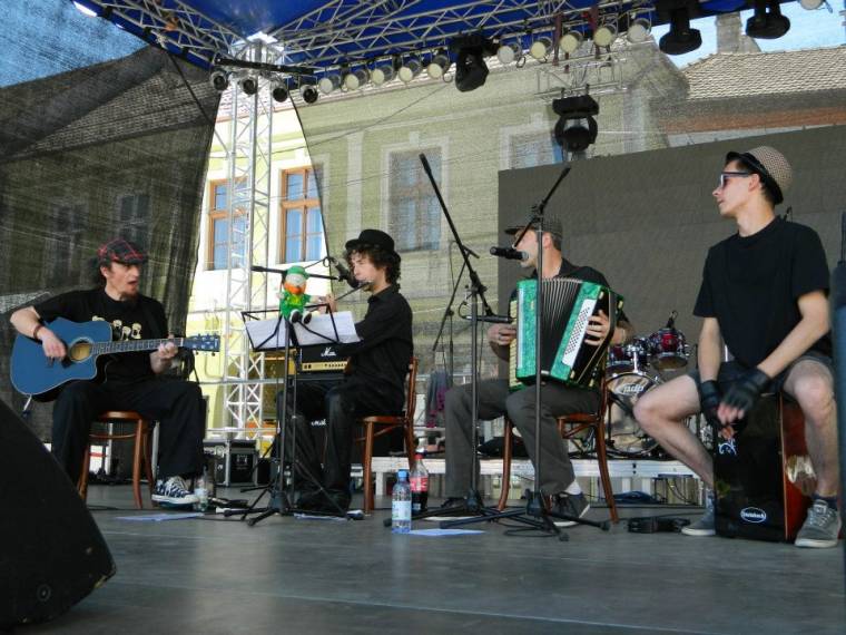 Helyi zenészek koncertje a Huhuuban