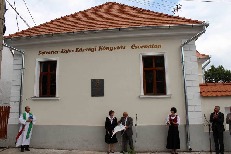 Szobrot kap Sylvester Lajos