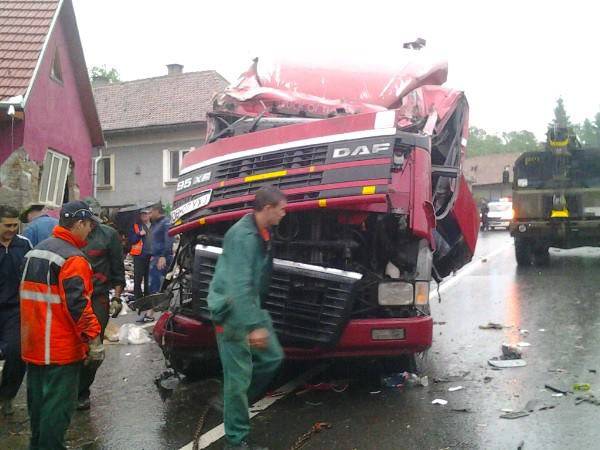 Kamion borult fel Mikóújfaluban