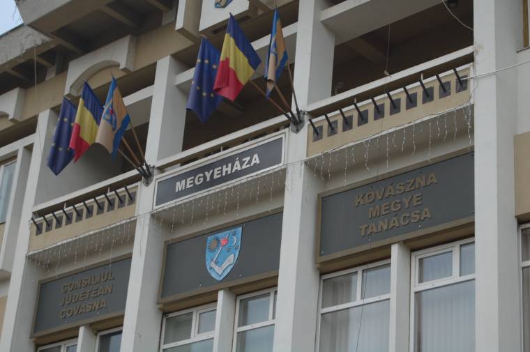 Perek tucatjai székely zászlók és magyar feliratok miatt