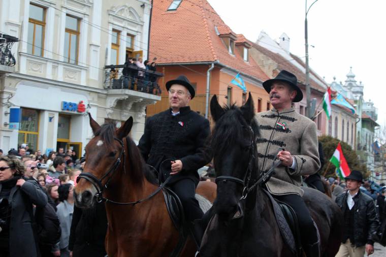 Kézdivásárhely: Semjén lovon érkezett