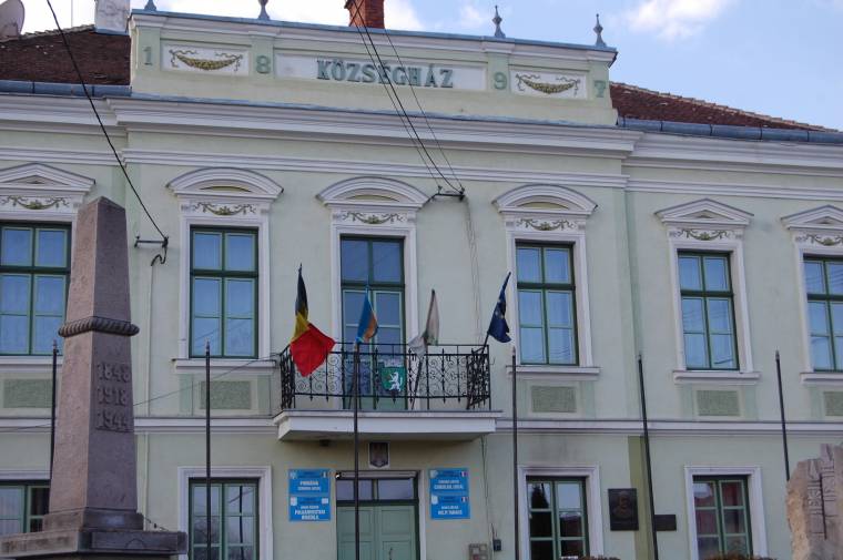 Kiújulóban a zászlóháború Háromszéken