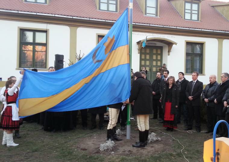 Óriás székely zászló Barót főterén