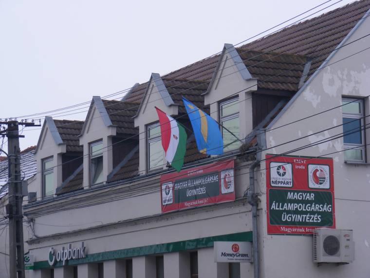 Rendőrségi érdeklődés zászlóügyben Baróton