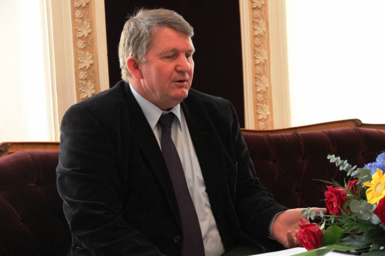 A román zászló kitűzését kéri a magyar pártoktól a prefektus