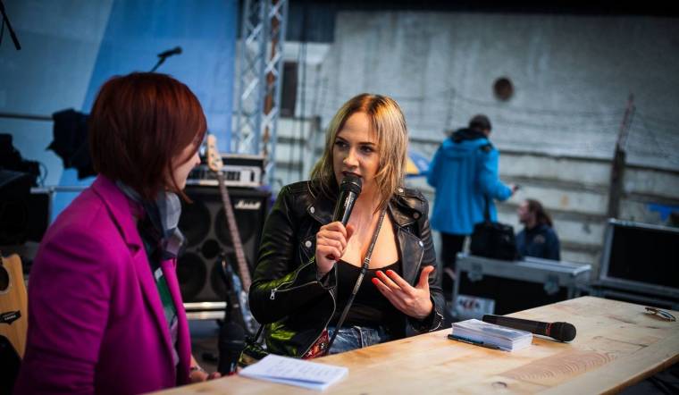 Az álarcok nélküli Tóth Gabi