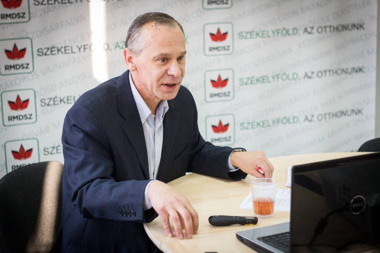 Súlyosan büntetnék a szimbólumhasználatot