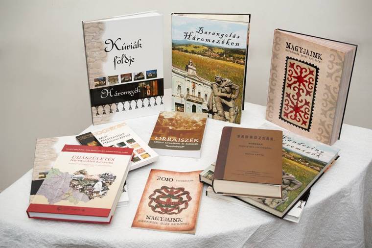 Könyvcsomagokat adományoznak az iskoláknak