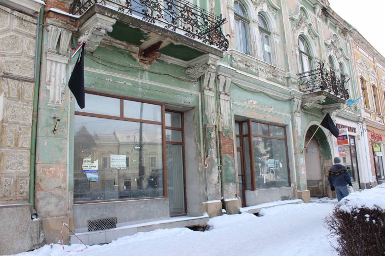 A trikolórok hiánya miatt bírságolt a prefektus Kézdivásárhelyen