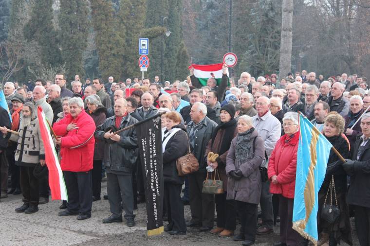 Alkotmányellenessé nyílváníttatnák a magyar himnusz éneklését tiltó határozatot