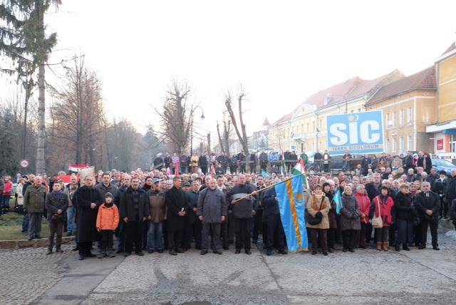 Egyetlen nap alatt háromszorosára duzzadt a himnuszéneklők száma