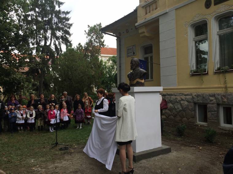 Szobrot avattak, mesét „tarisznyáltak”