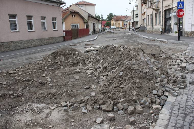 Sétányokat, tömbházak közti lépcsőket is felújítanak