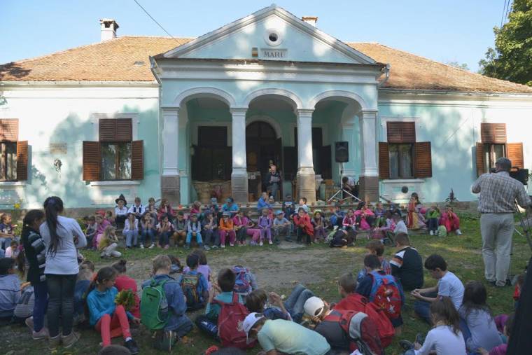 Több ezer gyermek és felnőtt hallgatott mesét