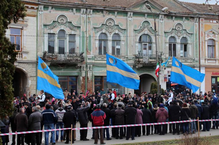 Óriászászlók töltötték meg Kézdivásárhely főterét