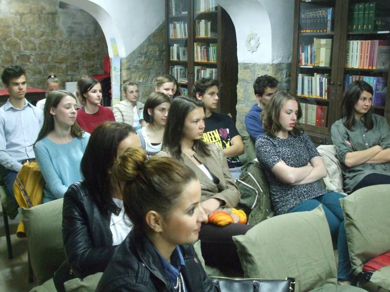 Itthon maradásra buzdítanak