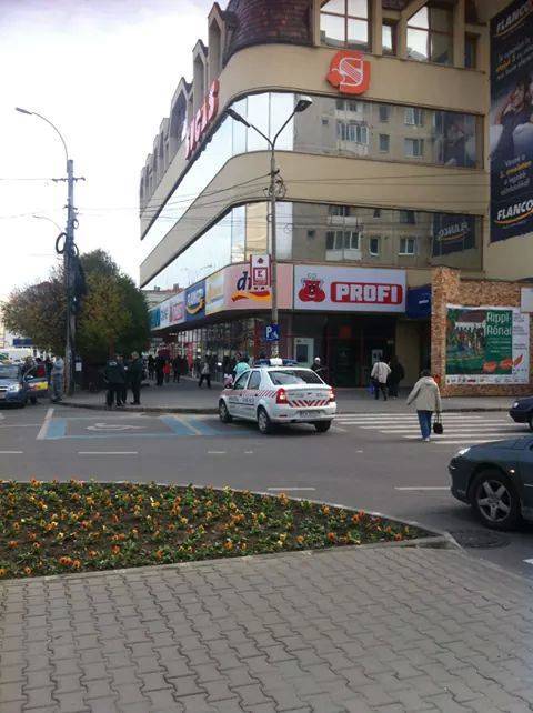 Rendőrök parkoltak a mozgássérült helyre