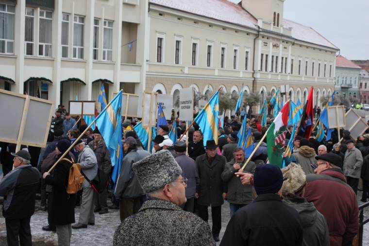 Ezren a kormányhivatal előtt