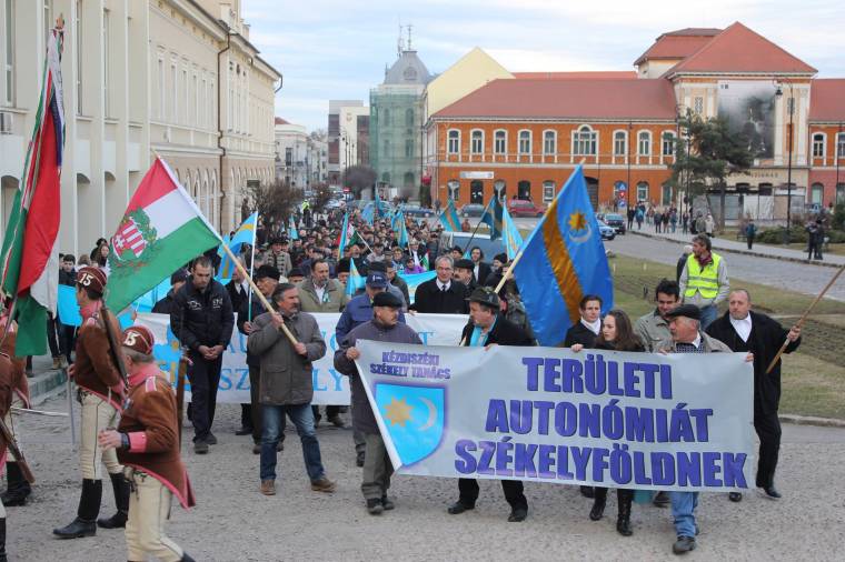 A prefektúra kapusa vette át az SZNT petícióját Sepsiszentgyörgyön