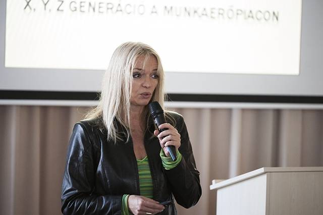 Tari Annamária: az önimádat kortünet