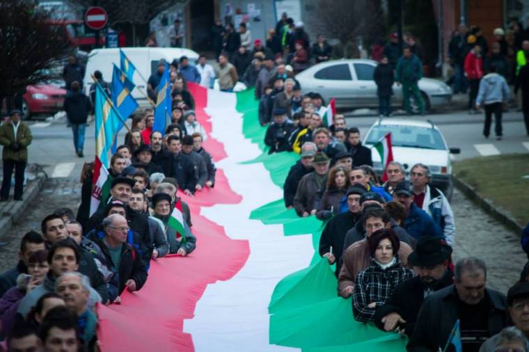 Tiltakozás óriászászlóval