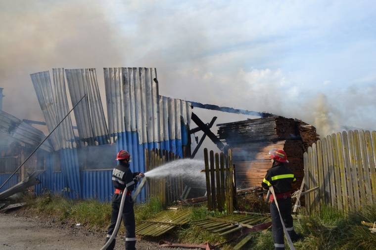 Hat órán át oltották a tüzet Kovásznán