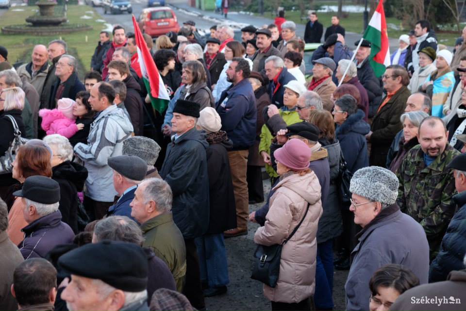 Felcsendülhet. A himnusz éneklését tiltó jogszabály megváltoztatását ígéri a kormánykoalíció