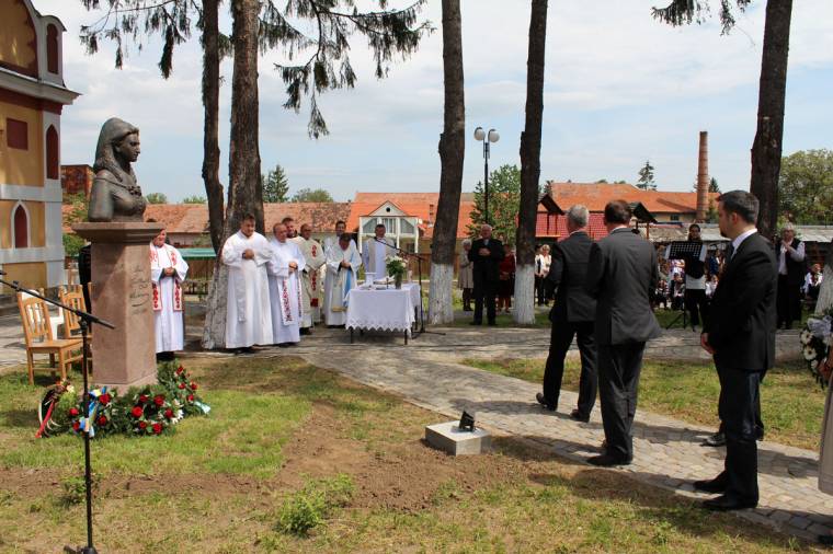 Szobrot állítottak az elesettek jótevőjének