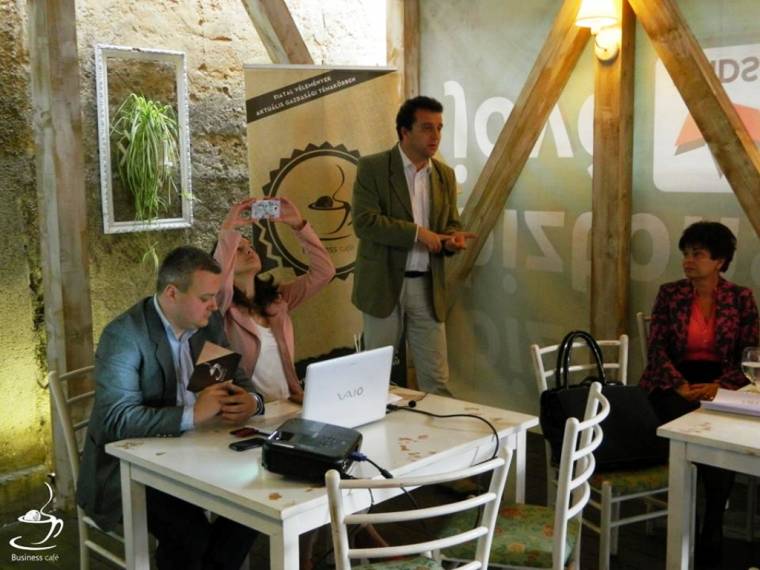 Tusványosra helyezik ki az üzleti kávéházat