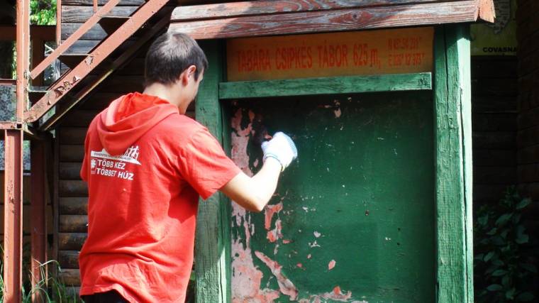 Önkéntesek dolgoznak a Csipkésben