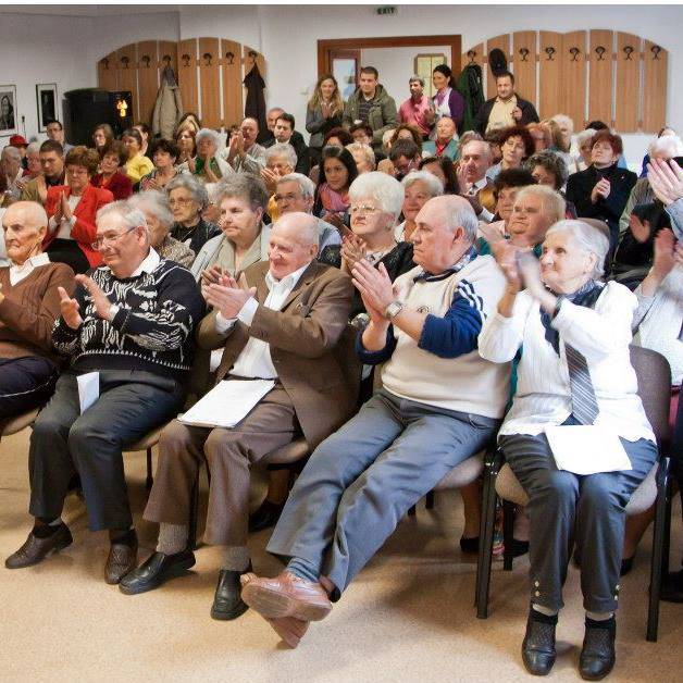 Anna-napi bál a öregotthonban