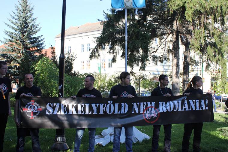 A székely szimbólumok használatáért tüntettek Sepsiszentgyörgyön