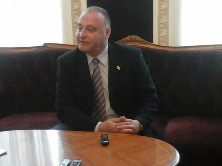 Iskolanévtáblákat támad a Kovászna megyei prefektus