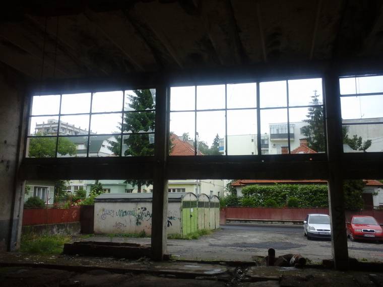 Félszáz épületet bontanának le