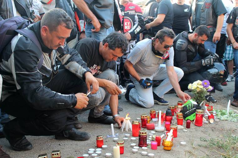 Gyertyagyújtással emlékeztek a motorosok