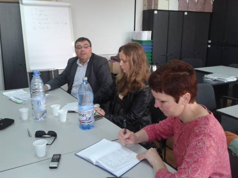 Csökkenő munkanélküliség, sikeres börzék