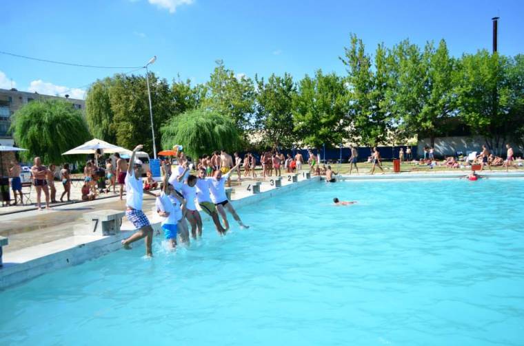 Újraburkolás előtt az úszómedence