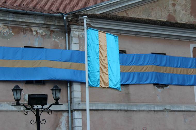 Eltávolították Kézdivásárhely köztereiről a székely zászlókat