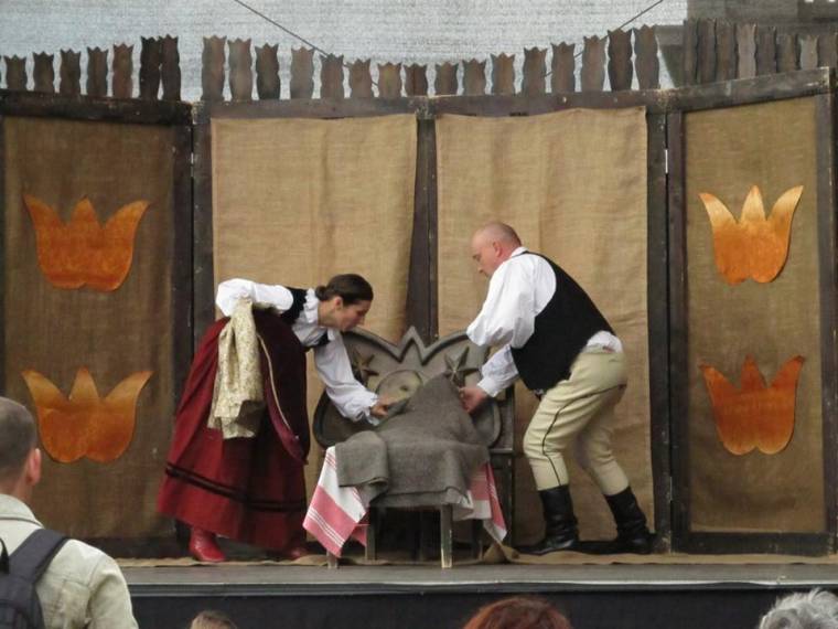 Kérdőre vont bábszínház-igazgató