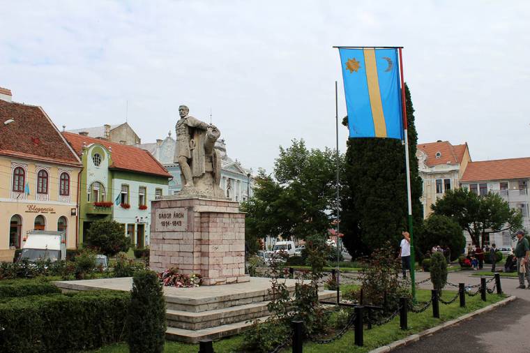 Újabb székely zászló jelent meg Kézdivásárhely főterén