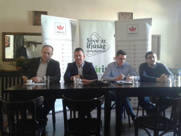 Hidat építenének a politikusok és fiatalok között