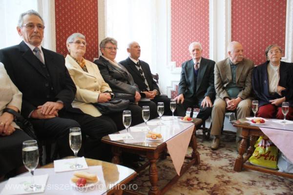 Idős házaspárokat köszöntenek a városnapokon