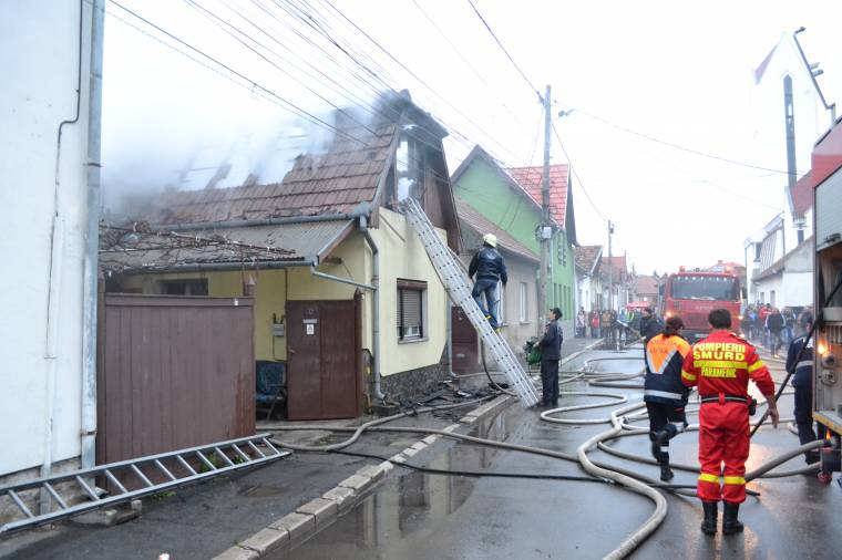 Lángokban állt a lakóház
