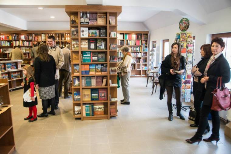 Könyvesbolt és kávéház nyílt Sepsiszentgyörgyön