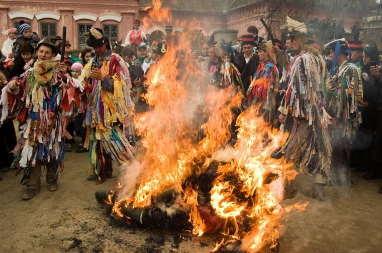 Eltemetik a farsangot Bölönben